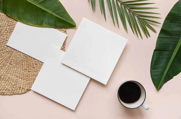 Yazın düzenlenmiş düğün masaüstü kırtasiyesi modeli. Boş bir tebrik ve davetiye kartı. Boş alanlı yeşil tropikal yapraklar.
