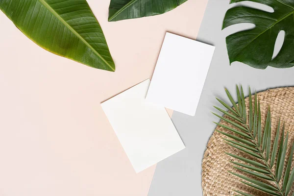 Estilo casamento de verão mockup de papelaria desktop. Saudação em branco e cartão de convite. Folhas tropicais verdes com espaço vazio. — Fotografia de Stock