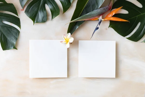 Gestileerde zomer bruiloft desktop briefpapier mockup. Blanco wens- en uitnodigingskaart. Groene tropische bladeren met lege ruimte. — Stockfoto