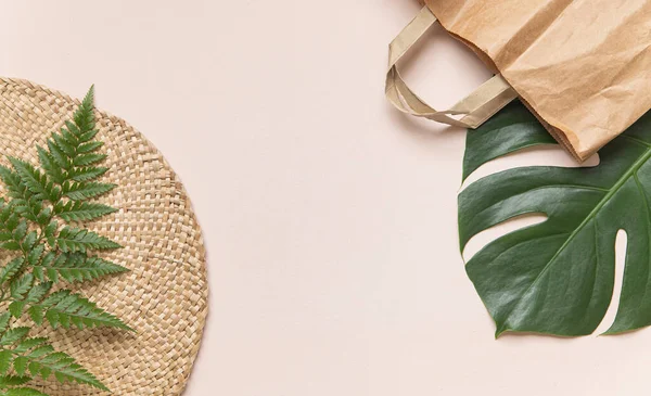 Canlı arkaplanda tropikal yapraklar. Yaz düzlüğü kompozisyonu.