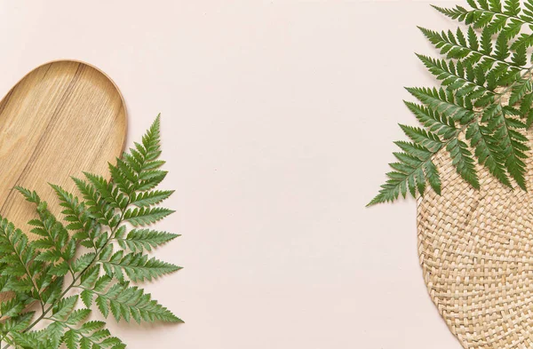 Canlı arkaplanda tropikal yapraklar. Yaz düzlüğü kompozisyonu.