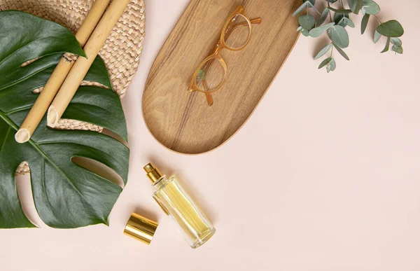 Canlı arkaplanda tropikal yapraklar. Yaz düzlüğü kompozisyonu.