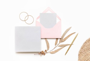 Yazın düzenlenmiş düğün masaüstü kırtasiyesi modeli. Boş bir tebrik ve davetiye kartı. Boş alanlı yeşil tropikal yapraklar.