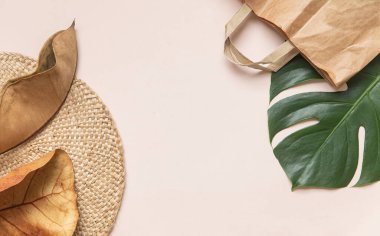 Canlı arkaplanda tropikal yapraklar. Yaz düzlüğü kompozisyonu.