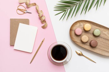 Tropik çalışma alanı konsepti. Not defteri ve tropik palmiye yaprakları. Model sunum çalışma yeri.