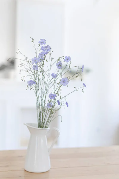 Un bouquet de lin n'est pas un fond blanc. Intérieur scandinave. — Photo