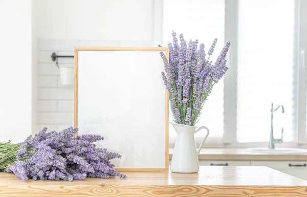 Un bouquet di lavanda all'interno di una cucina elegante. Mockup verticale su un tavolo di legno. — Foto Stock