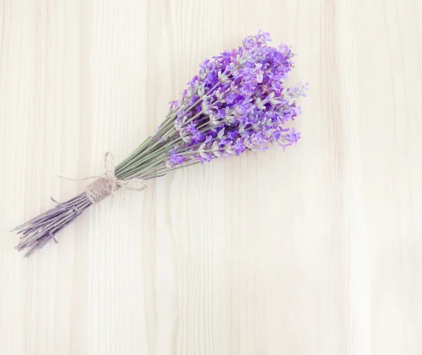 Violetter Lavendel auf Holz. — Stockfoto