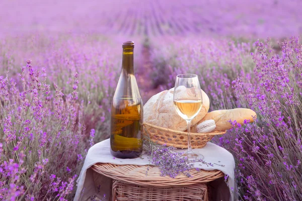 Flasche Wein gegen Lavendel. — Stockfoto