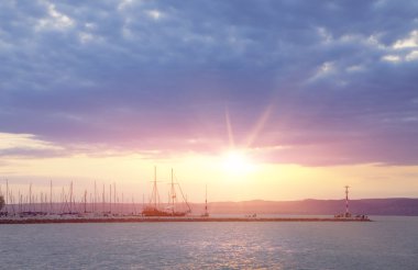 Birçok yat ve güzel gün batımı.