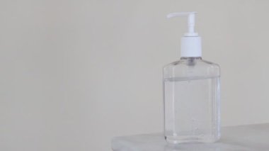 El dezenfektanı ile dezenfekte edilen adam, korona virüsü enfeksiyonu.