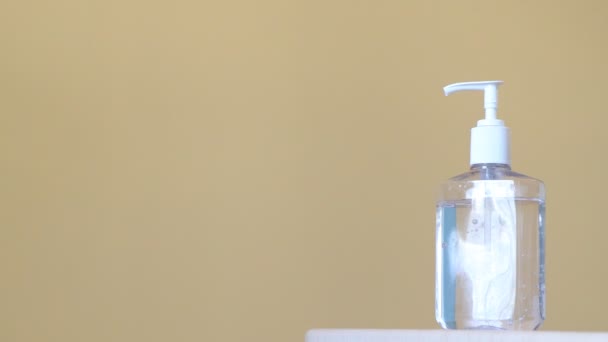 Man disinfecting with hand sanitizer dispenser,corona virus infection disease — Stock Video
