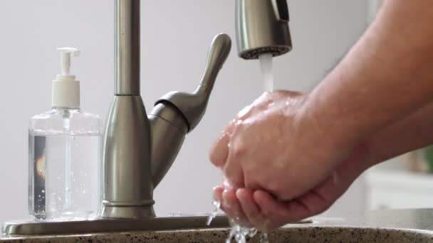 La prevención de la pandemia del coronavirus lava las manos con agua tibia y jabón frotando los dedos con frecuencia o usando gel desinfectante para las manos. 4k — Vídeos de Stock