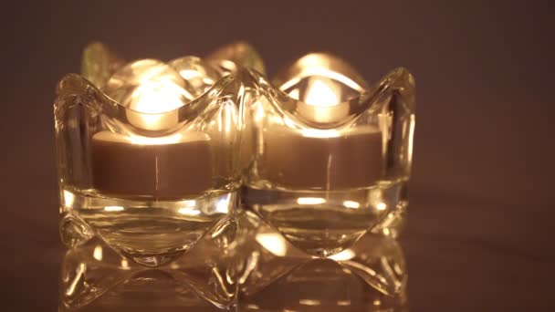 Три палаючі електронні свічки в кришталевому тримачі свічок — стокове відео