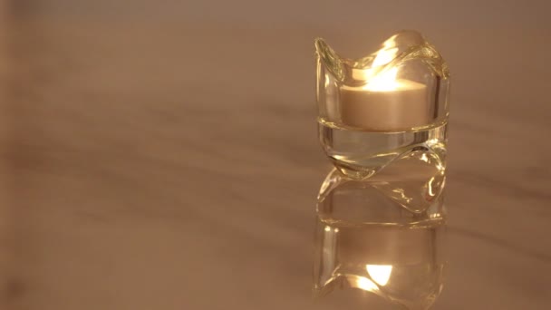 Одна горящая электронная свеча в держателе хрустальной свечи — стоковое видео