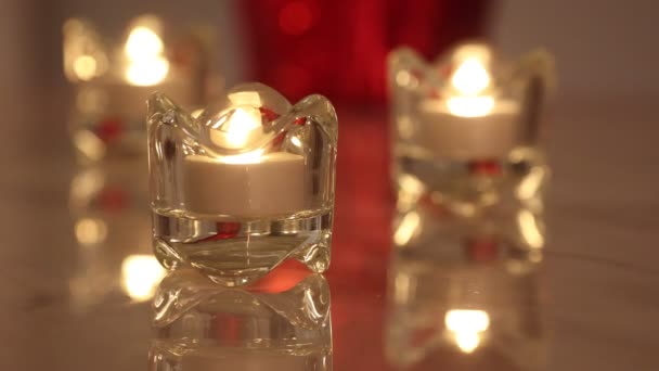 Vela electrónica ardiente en un candelabro de cristal con fondo rojo — Vídeos de Stock