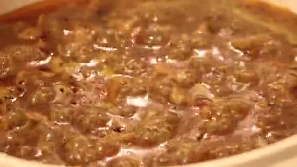 Рука шеф-кухаря готує гарячу смачну смачну баранину в горщику — стокове відео