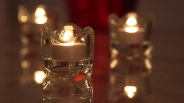 Vela electrónica ardiente en un candelabro de cristal con fondo rojo — Vídeos de Stock