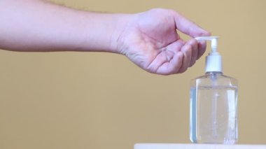 El dezenfektanı ile dezenfekte edilen bir adam, korona virüsü enfeksiyonu. 4k içinde yavaş hareketler.