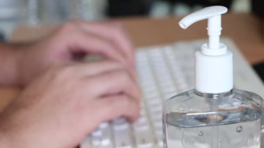 Coronavirus salgını sırasında evde çalışan bir ofis çalışanı. yavaş çekim