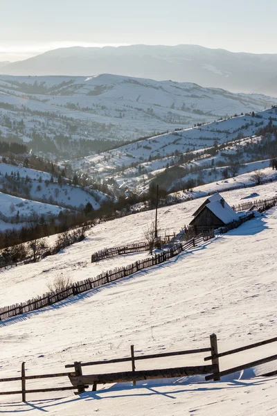冬の山の中腹に薪小屋 — ストック写真