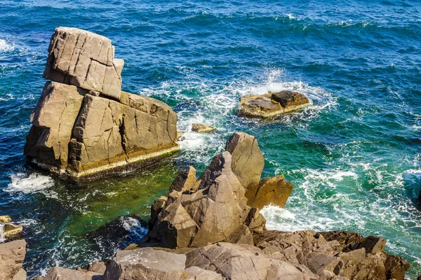 Mořské vlny přestávky o skalnaté pobřeží — Stock fotografie