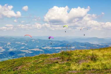 Dağların üzerinden aşırı paraşütle atlama