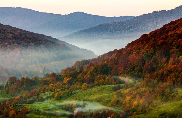 Koude mist op hete zonsopgang in Bergen — Stockfoto