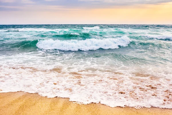 Ondas do mar bater na praia arenosa — Fotografia de Stock