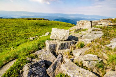 taşların üstünde belgili tanımlık dağ tepe
