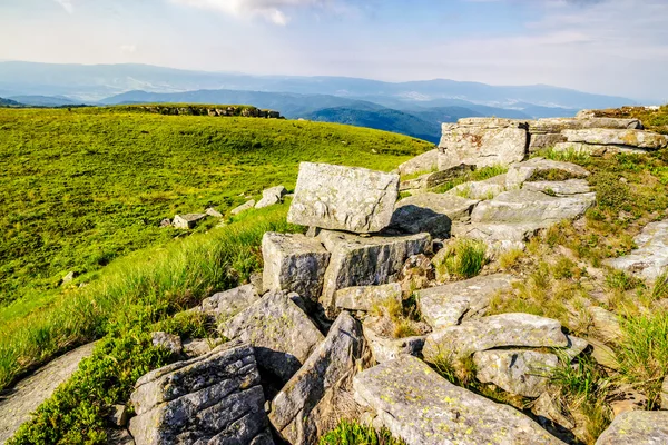 taşların üstünde belgili tanımlık dağ tepe