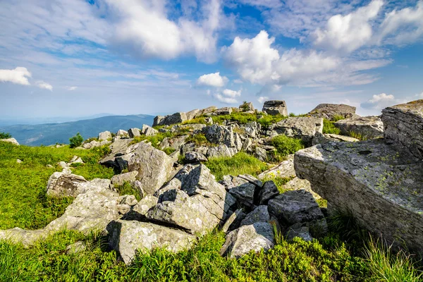 Pedras no topo da montanha — Fotografia de Stock