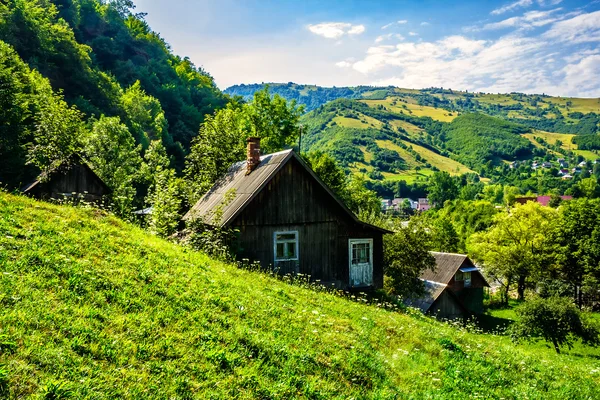 Egy hegyi falu lejtők — Stock Fotó