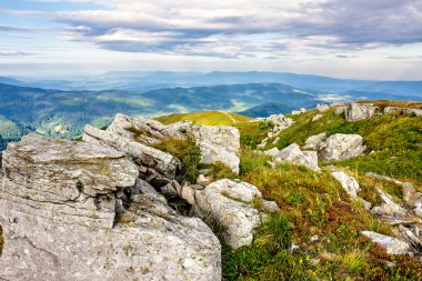 dağ manzarası ile hillside ve mavi çim taşları
