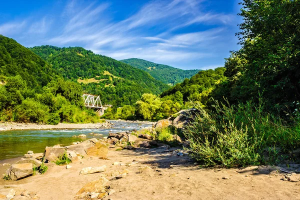 Orilla de un río en la zona rural de montaña — Foto de Stock
