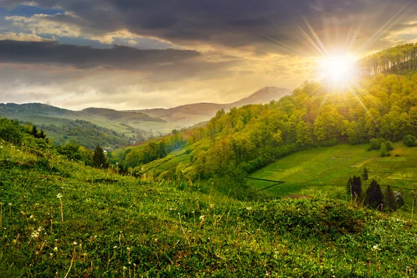 Encosta perto da zona rural em nevoeiro ao pôr-do-sol — Fotografia de Stock