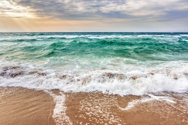 Kumsalda çökmesini dalgalar deniz