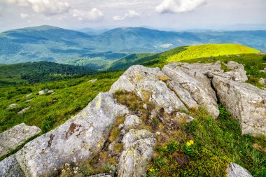 dağ sunrise, tepesinde Vadisi'nde büyük taşlar
