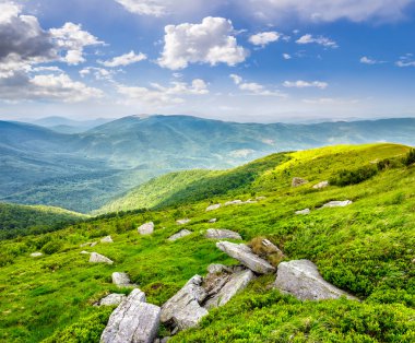 dağ sunrise, tepesinde Vadisi'nde büyük taşlar