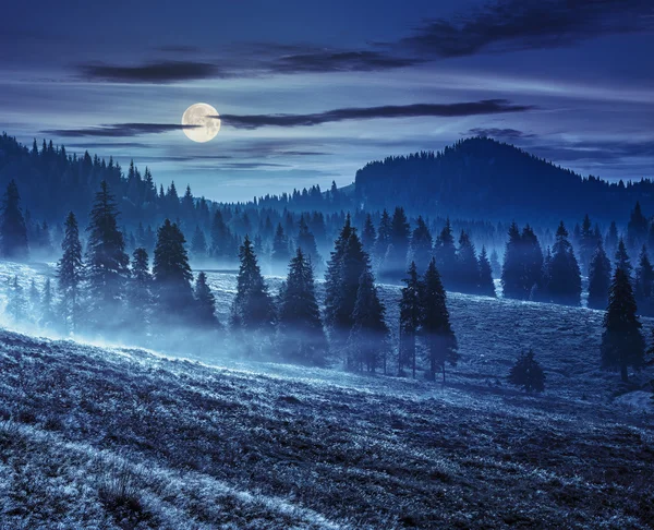 Nebel bei heißem Sonnenaufgang in den Bergen bei Nacht — Stockfoto