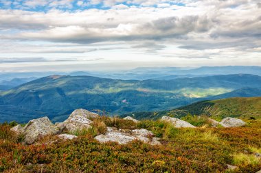 dağ manzarası ile hillside ve mavi çim taşları