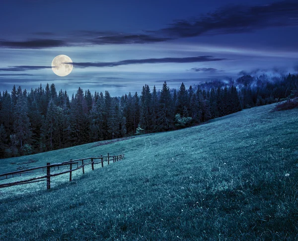 Clôture sur prairie à flanc de colline en montagne la nuit — Photo