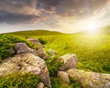 taşlar Vadisi dağ silsilesi batımında üstüne