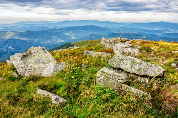 Kamienie w dolinie na skraju pasma górskiego — Zdjęcie stockowe