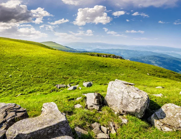Stenblock på Karpaterna sluttning — Stockfoto