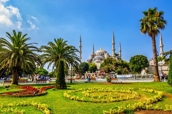 Sultanahmet Park a popular tourists area — Stock Photo, Image