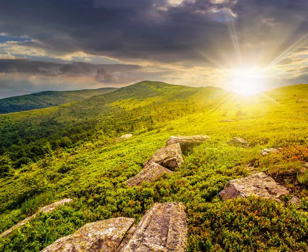 Pierres et rochers en haute montagne au coucher du soleil — Photo