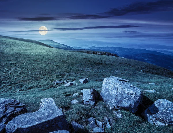 Keien op de heuvel van de Karpaten nachts — Stockfoto