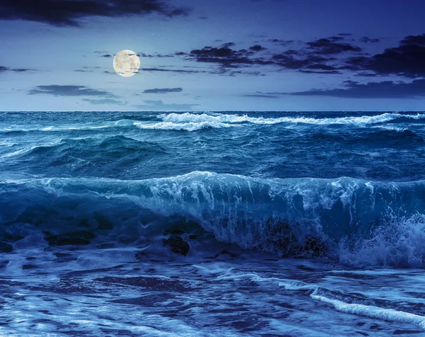 Mořské vlny běží na písečné pláži v noci — Stock fotografie
