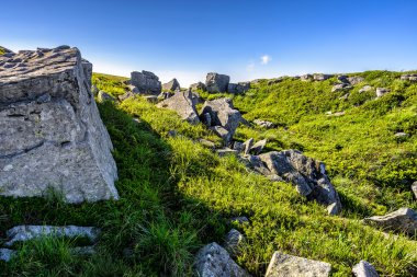 dağ sunrise, tepesinde Vadisi'nde büyük taşlar